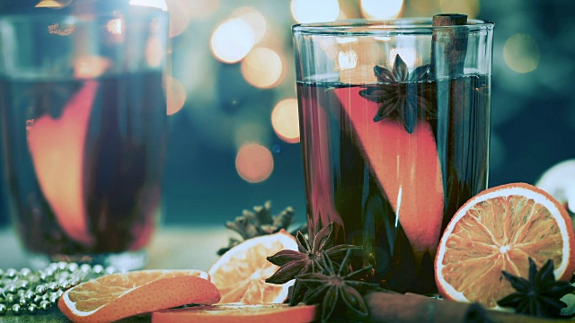 新年晚会当晚的热红酒和秋冬季节的美味圣诞饮品，复古的色调视频素材