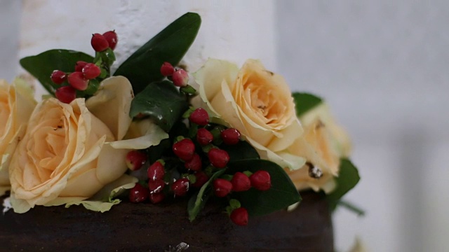婚礼蛋糕上的玫瑰视频素材