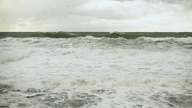 浪花在岸边翻腾，风暴在缓慢地移动视频素材