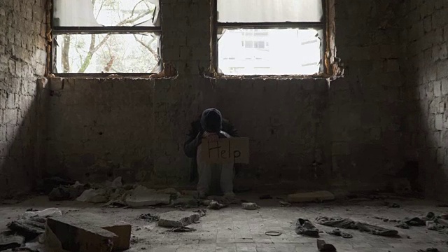 可怜的生病的无家可归者在废弃的建筑里帮忙视频下载