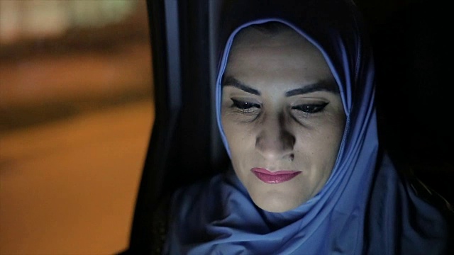现代阿拉伯妇女晚上乘坐出租车视频素材