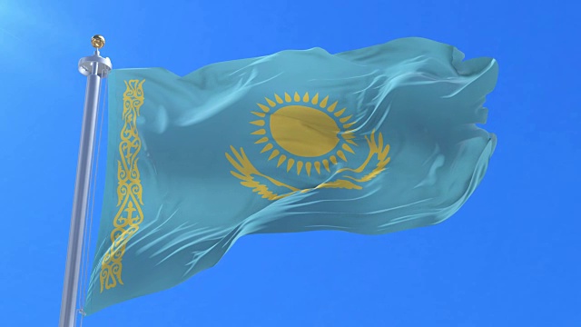 哈萨克斯坦国旗迎风飘扬，蓝天缓缓盘旋视频下载