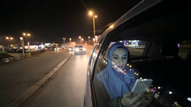 现代阿拉伯妇女晚上乘坐出租车视频素材
