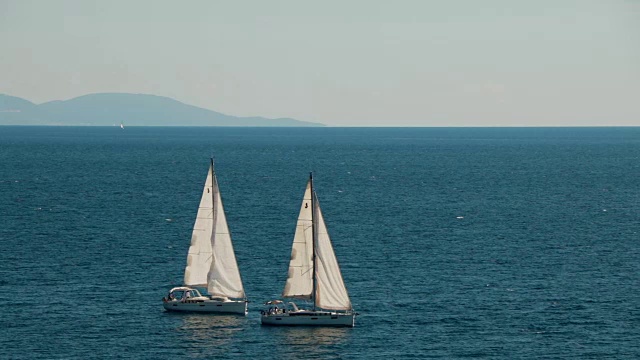 游艇在亚得里亚海上转弯视频素材