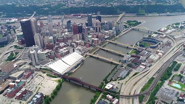 在夏季的匹兹堡市中心上空飞行视频下载