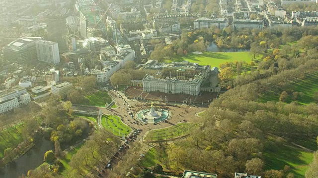 伦敦白金汉宫和圣詹姆斯公园的航拍图视频素材