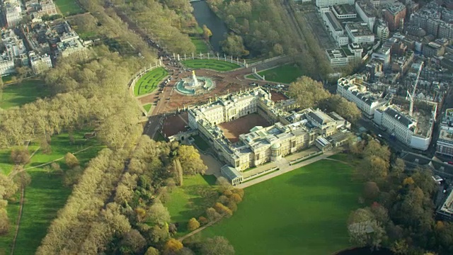 鸟瞰图的皇家宫殿和公园伦敦视频素材