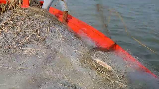 在渔船上工作的泰国渔民视频下载