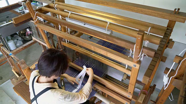 使用传统的日本织布机织布视频素材
