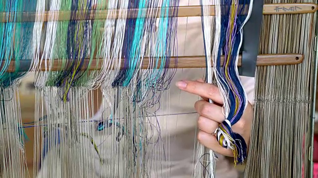 织布工组织准备织造的棉线的特写镜头视频素材