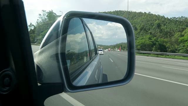 4K高速公路上的侧视镜视频素材