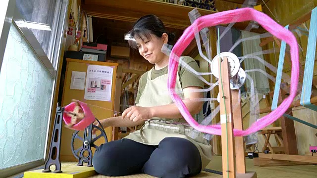 织布工准备织造的织物视频素材
