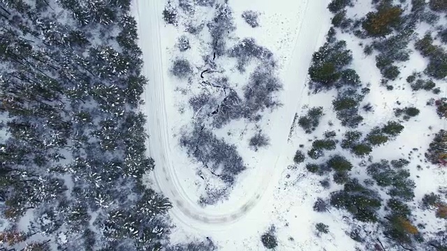 直下:被雪覆盖的马蹄形弯道视频素材