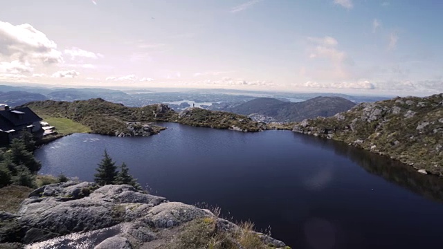 4K湖和人在山顶上看卑尔根挪威徒步旅行视频下载