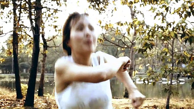 日落时分在公园里锻炼的亚洲女性视频下载