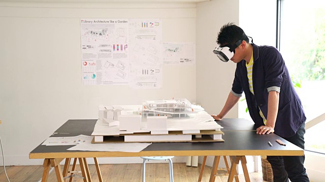 建筑师使用VR头盔探索3D建筑模型视频素材