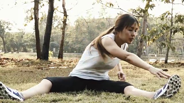日落时分在公园里锻炼的亚洲女性视频素材