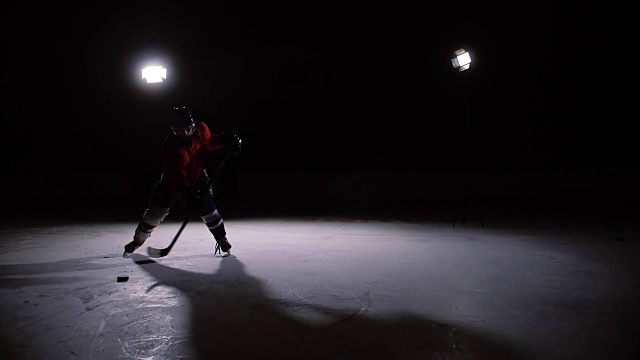 职业冰球运动员在冰上赛场上射门视频素材