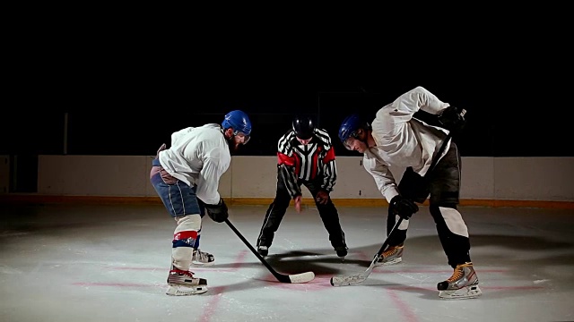 冰球裁判进行了一场对峙，两名球员开始争夺冰球视频素材