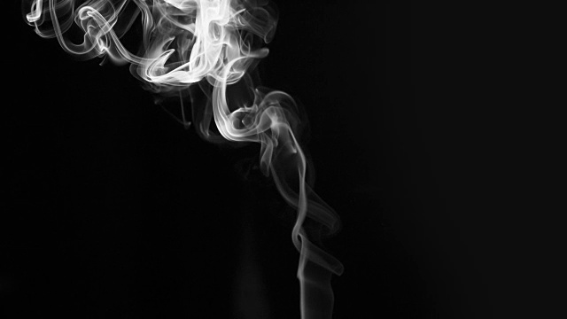 交错的香烟烟雾在射线视频素材