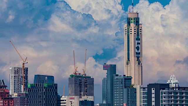 下午阳光透过云层照在曼谷上空的摩天大楼。视频素材
