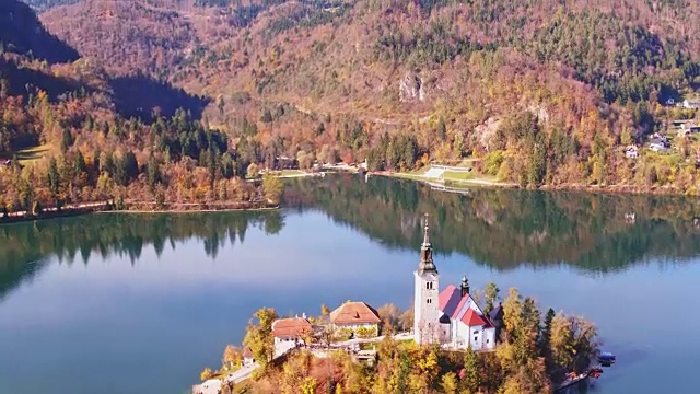 斯洛文尼亚秋天著名的布莱德湖，无人机拍摄视频下载