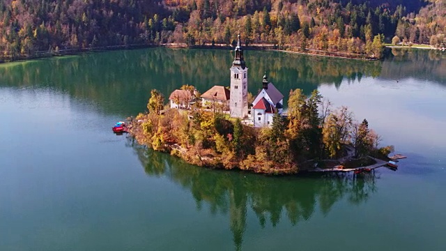 斯洛文尼亚秋天著名的布莱德湖，无人机拍摄视频下载