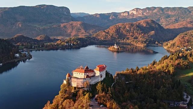 无人机在秋天的流血湖和流血城堡，斯洛文尼亚视频下载