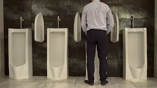 男人在厕所小便视频下载