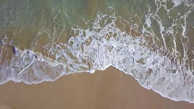 在科斯塔布拉瓦海滩海浪的鸟瞰图视频素材