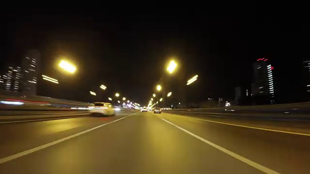 快速城市驾驶夜间道路POV通过城市在晚上的时间推移视频素材