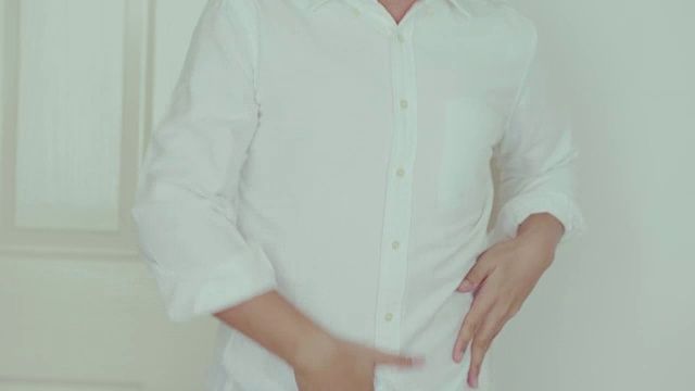 白色的衬衫。特写日本办公室视频素材