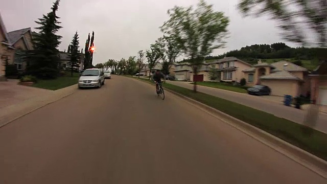 一个山地车手在附近的路上骑得很快。——慢动作视频素材