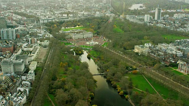 鸟瞰图的白金汉宫在威斯敏斯特伦敦视频素材