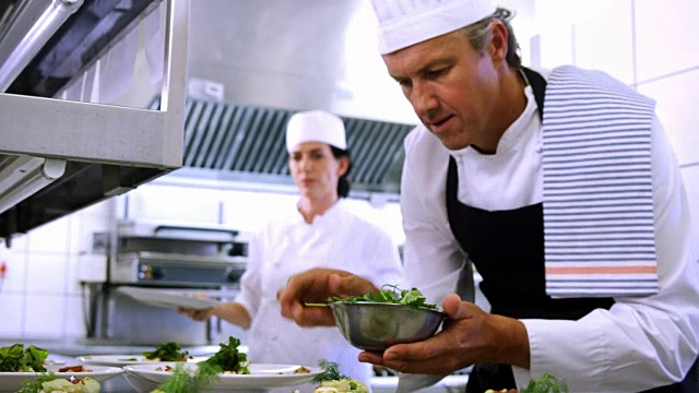 男厨师在4k订餐台装饰开胃菜视频素材