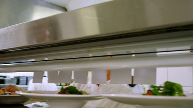 厨师在4k点餐台给服务员递菜视频素材