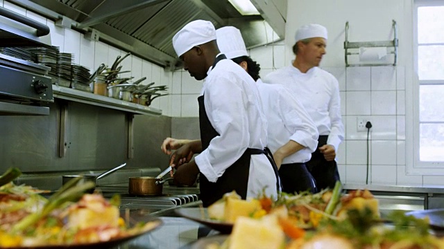 男厨师以4k的时间在订餐台准备好开胃菜视频素材