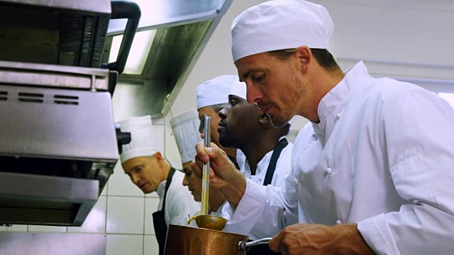 厨师团队在商用厨房准备食物，4k视频素材