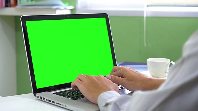 多莉:用绿色屏幕的笔记本电脑视频素材