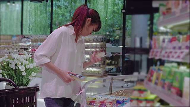 杂货店里的亚洲女人视频素材