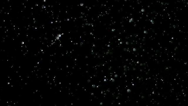 黑色背景上的慢动作雪视频素材