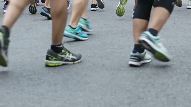 近距离马拉松的人的脚视频素材