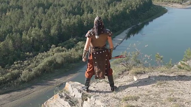 夏日里，年轻的弓箭手站在悬崖边视频下载