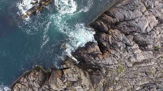 海浪撞击岩石鸟瞰图视频素材