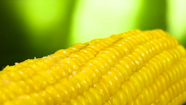 盐粒落在玉米上视频下载