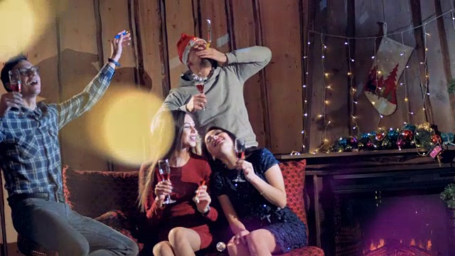 一群亲密的朋友喝酒庆祝新年。视频下载