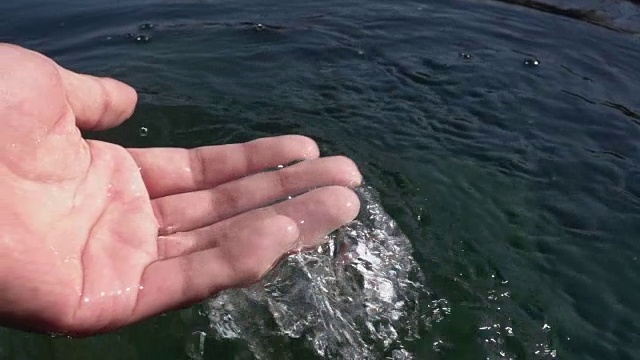 人的手抓水视频素材