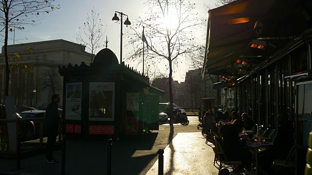 法国日落傍晚巴黎城市街道咖啡馆人行道全景4k视频素材