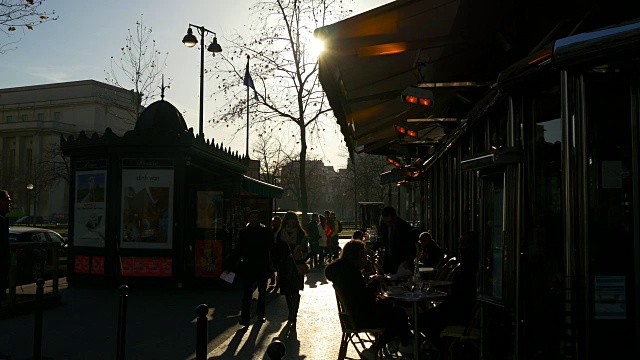 法国日落傍晚阳光巴黎城市街道咖啡馆人行道全景4k视频素材