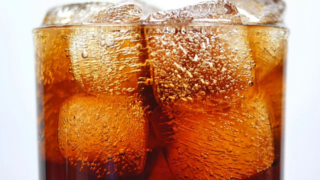 可乐饮用玻璃特写视频素材